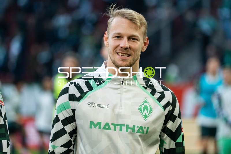 Spieler in Aufwärmjacke