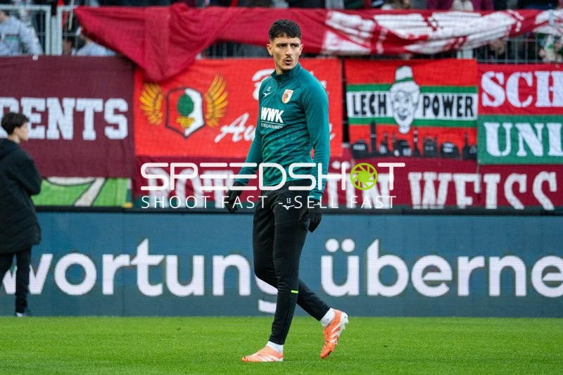 Spieler Dimitrios Giannoulis (13; FC Augsburg) in Aktion