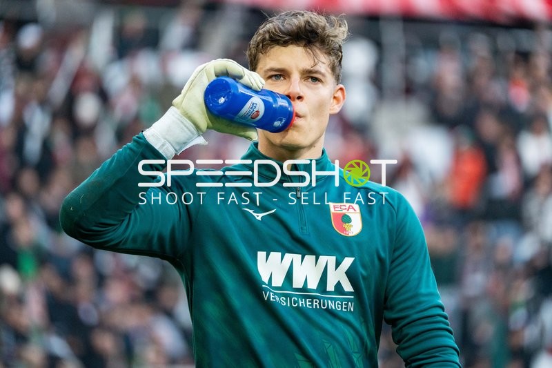 Torwart Finn Dahmen (1; FC Augsburg) trinkt Wasser