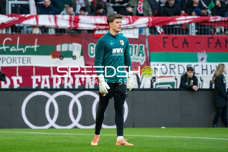 Torwart Finn Dahmen (1; FC Augsburg) in Position
