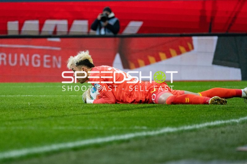 Maximilian Bauer (23; FC Augsburg) am Boden mit Ball