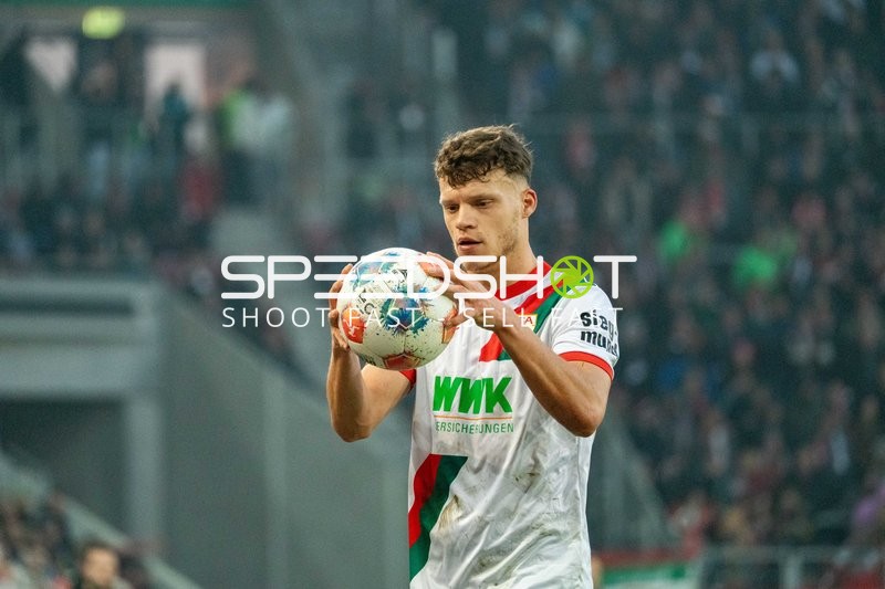 Einwurf von Robin Fellhauer (19; FC Augsburg)