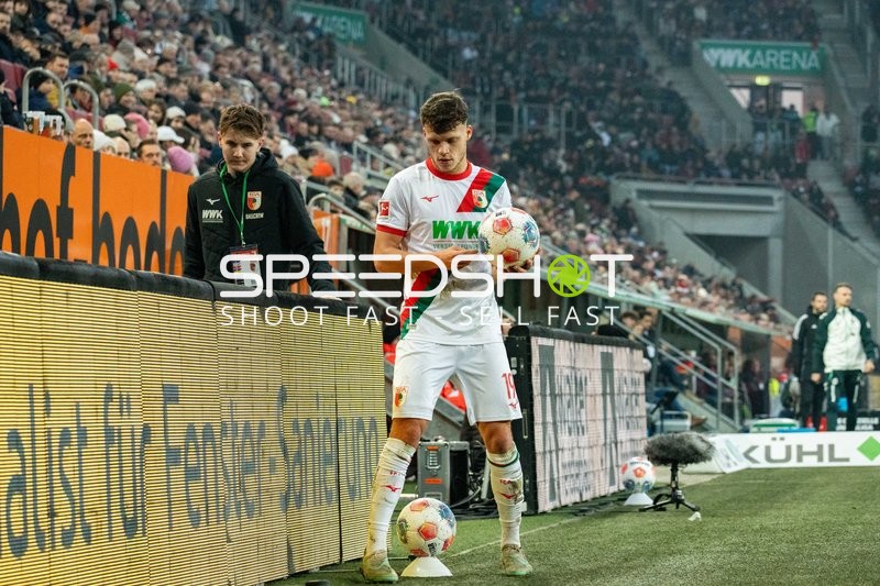 Einwurf von Robin Fellhauer (19; FC Augsburg)