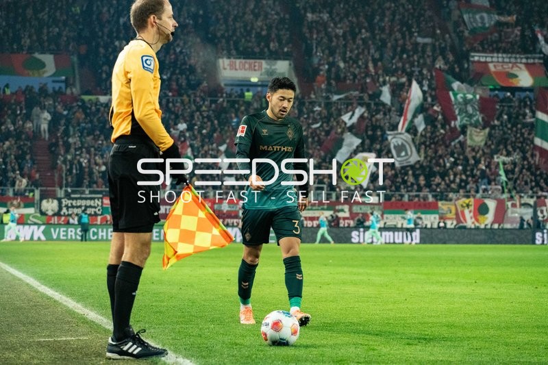 Spieler mit Ball am Fuß