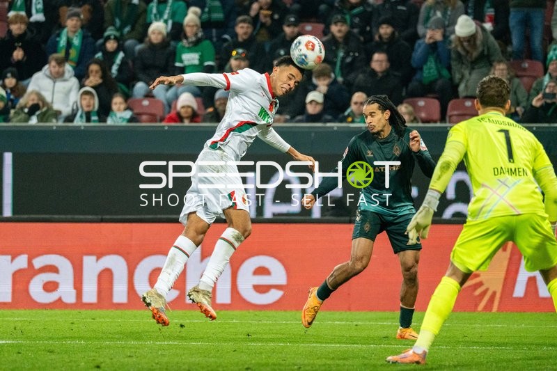 Kopfball-Duell vor dem Tor