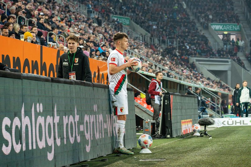 Einwurf von Robin Fellhauer (19; FC Augsburg)