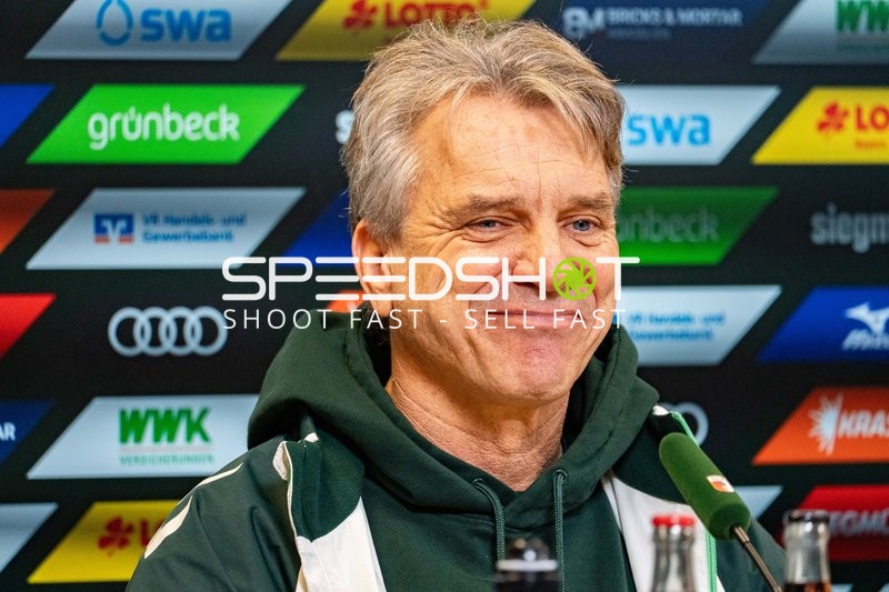 Trainer bei Pressekonferenz