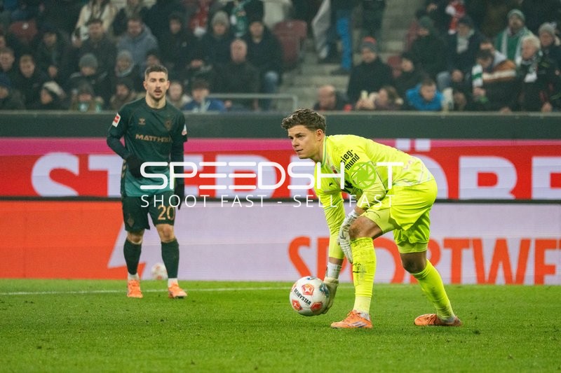 Torwart bereitet Spielaufbau vor