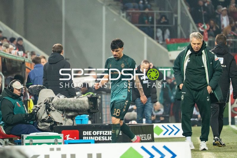 Trainer und Spieler auf dem Feld