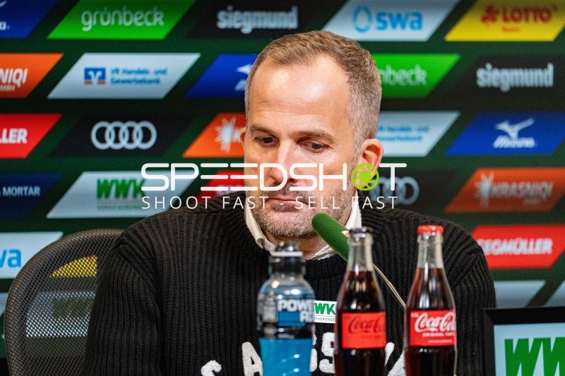 Trainer Manuel Baum bei Pressekonferenz