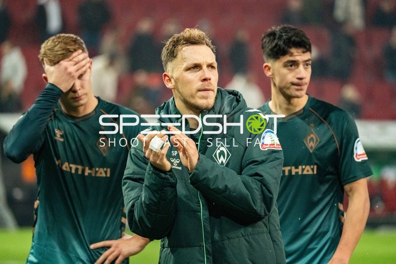 Spieler applaudieren nach Spiel