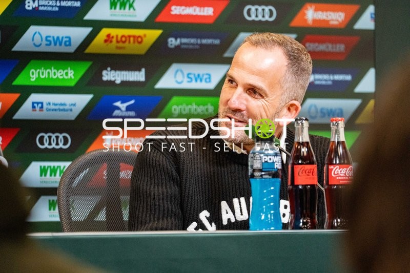 Trainer Manuel Baum bei Pressekonferenz
