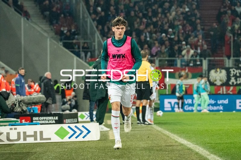 Spieler läuft am Spielfeldrand