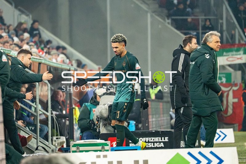 Trainer und Spieler am Spielfeldrand