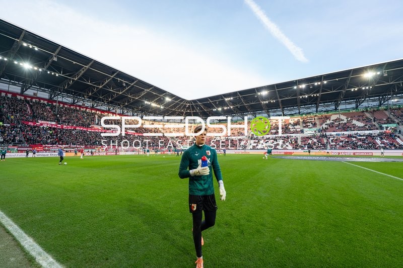 Torwart Finn Dahmen (1; FC Augsburg) in Aktion