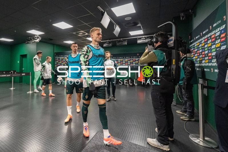 Spieler und Trainer vor dem Spiel