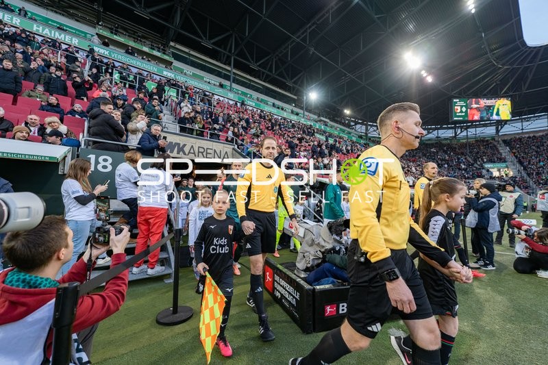 Schiedsrichter betreten Spielfeld