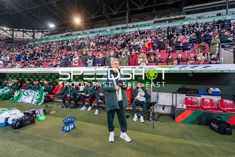 Trainerbank mit Cheftrainer und Co-Trainer