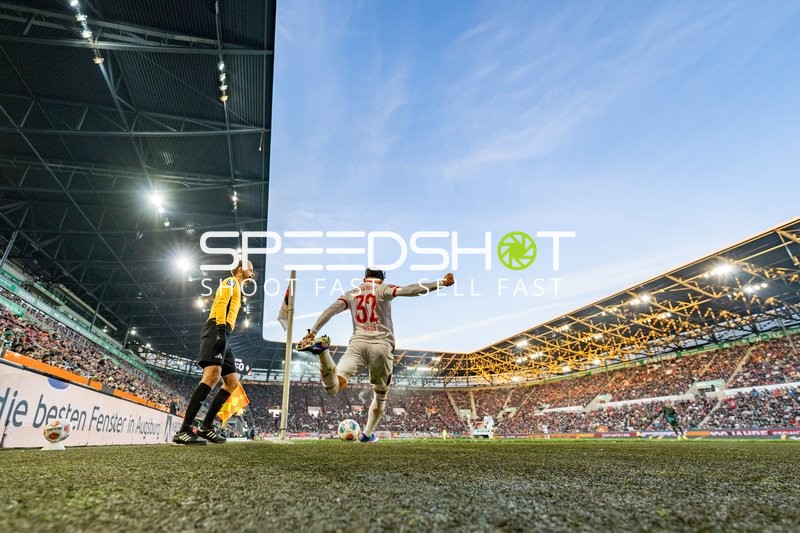 Eckstoß von Fabian Rieder (32; FC Augsburg)