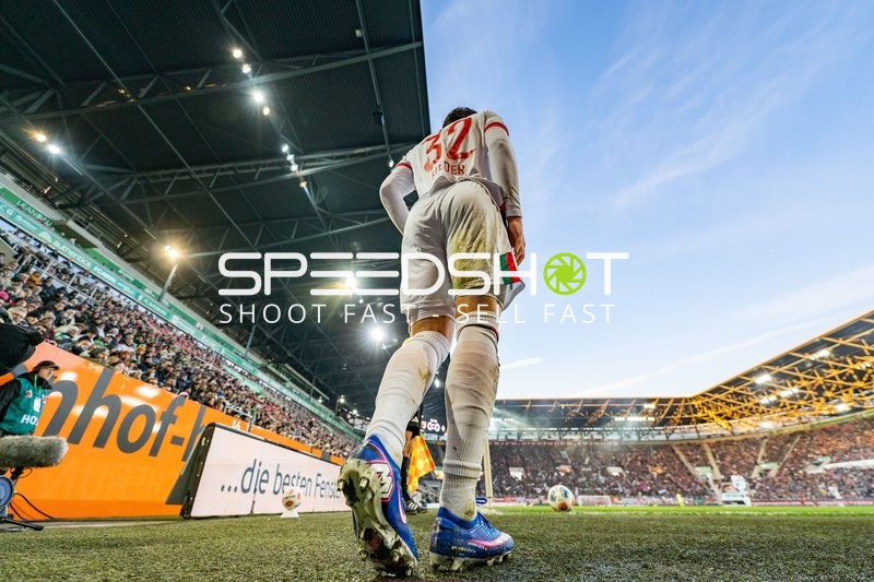 Eckstoßvorbereitung Fabian Rieder (32; FC Augsburg)