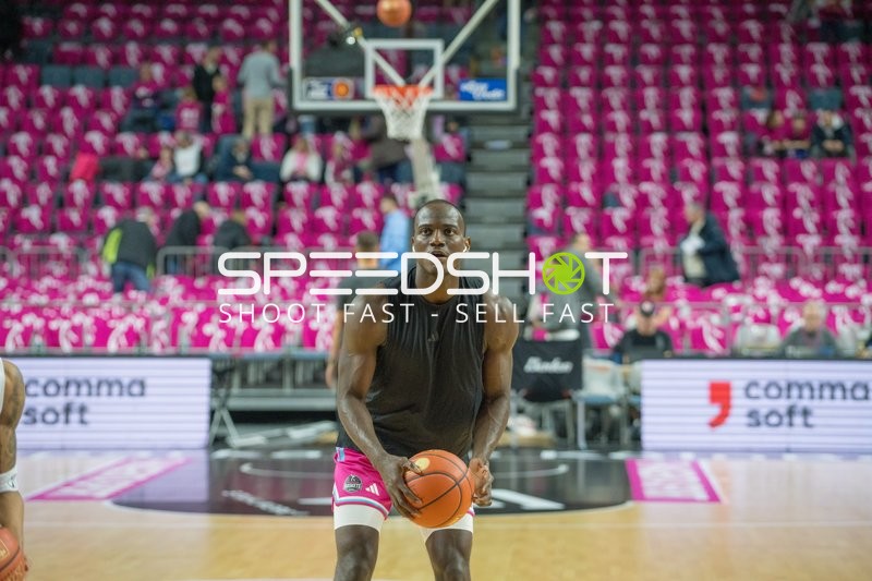 Tylan Birts (5; Telekom Baskets Bonn) in Aktion