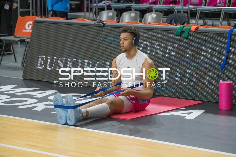 Szene mit Alijah Comithier (2; Telekom Baskets Bonn) am Spielfeldrand