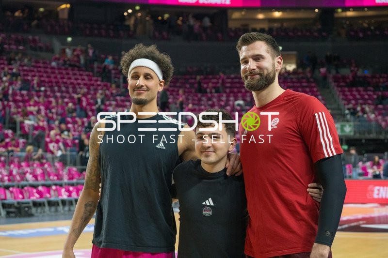 Szene mit Leon Kratzer (8; FC Bayern Basketball), Michael Kessens (6; Telekom Baskets Bonn) und Thomas Pennellier (996; Telekom Baskets Bonn)