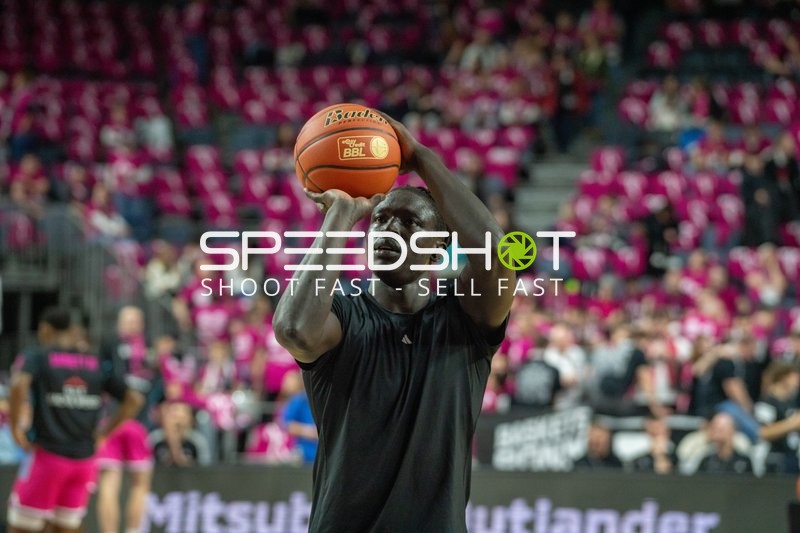 Wenyen Gabriel (32, FC Bayern Basketball) mit Ball in Wurfposition