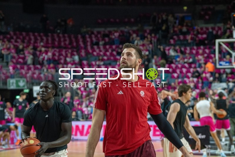Szene mit Leon Kratzer (8; FC Bayern Basketball) und Malik Idbihi (32; Telekom Baskets Bonn)