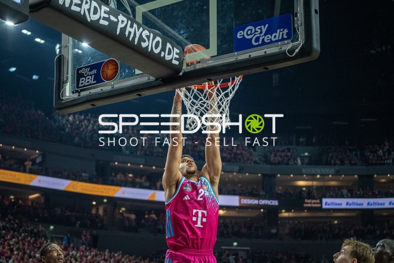 Alijah Comithier (2; Telekom Baskets Bonn) mit Dunk