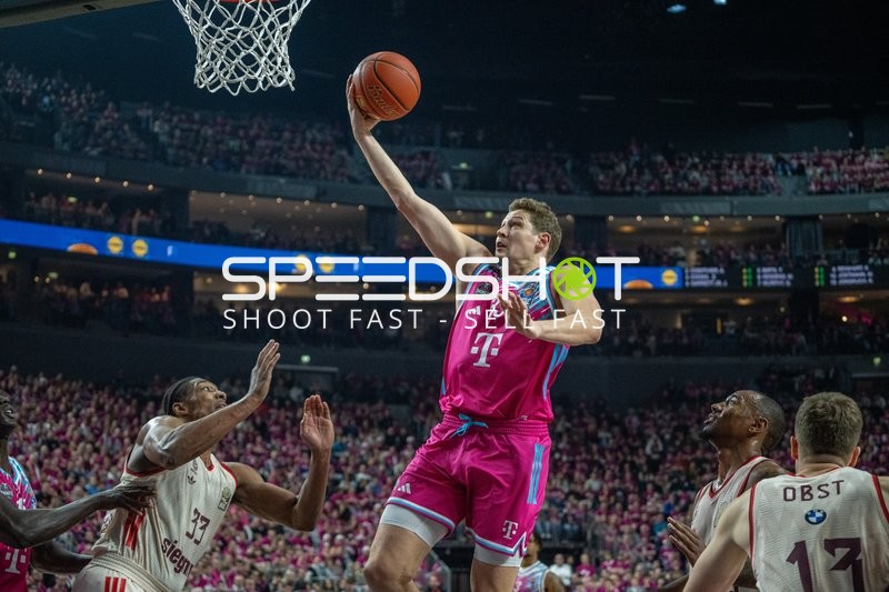 Telekom Baskets Bonn vs FC Bayern München Basketball Patrick Heckmann (33, Telekom Baskets Bonn) mit Zug zum Korb