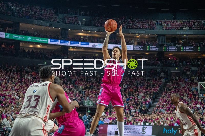 Alijah Comithier (2; Telekom Baskets Bonn) mit Wurf