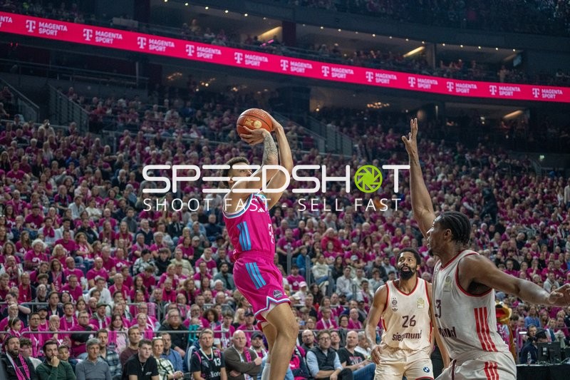 Spencer Dinwiddie (26; FC Bayern Basketball) mit Wurfversuch, Alijah Comithier (2; Telekom Baskets Bonn) verteidigt