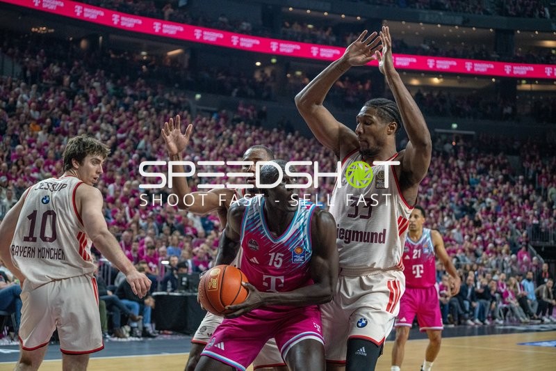 Spielaktion mit David McCormack (33; FC Bayern Basketball) und Kur Jongkuch (15; Telekom Baskets Bonn)