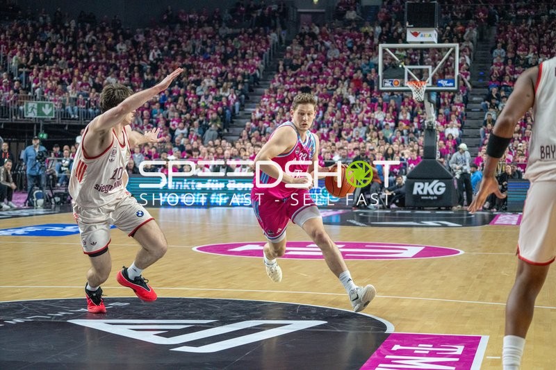 Patrick Heckmann (33; Telekom Baskets Bonn) mit Ball in Aktion