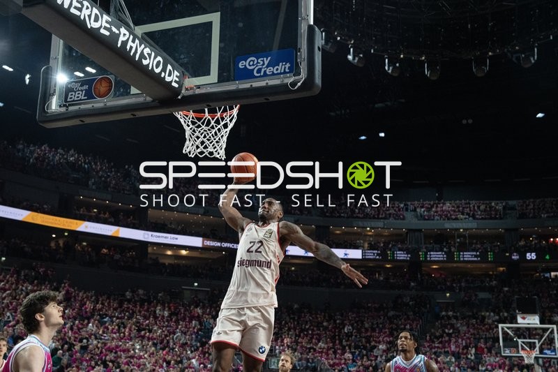 Szene mit Isiaha Mike (22, FC Bayern Basketball) mit Zug zum Korb und Zachery Cooks (3; Telekom Baskets Bonn)