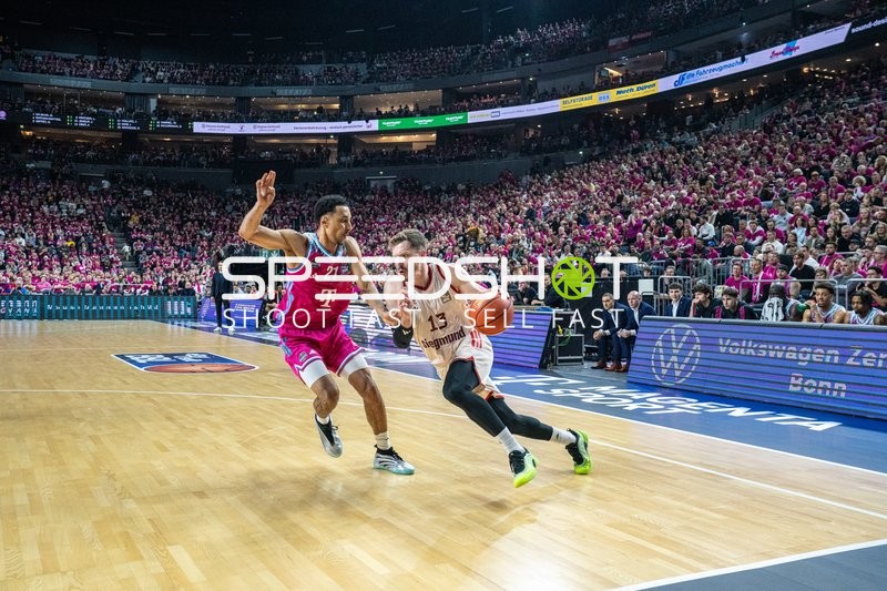 Andreas Obst (13; FC Bayern Basketball) mit Ball, Joel Aminu (21; Telekom Baskets Bonn) und Alijah Comithier (2; Telekom Baskets Bonn) verteidigen