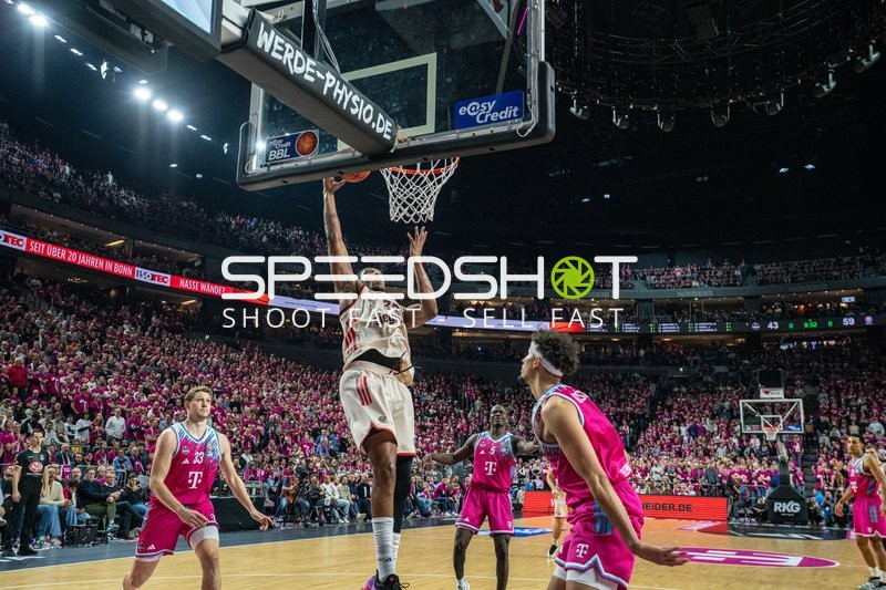 Szene mit Patrick Heckmann (33; Telekom Baskets Bonn) am Spielfeldrand