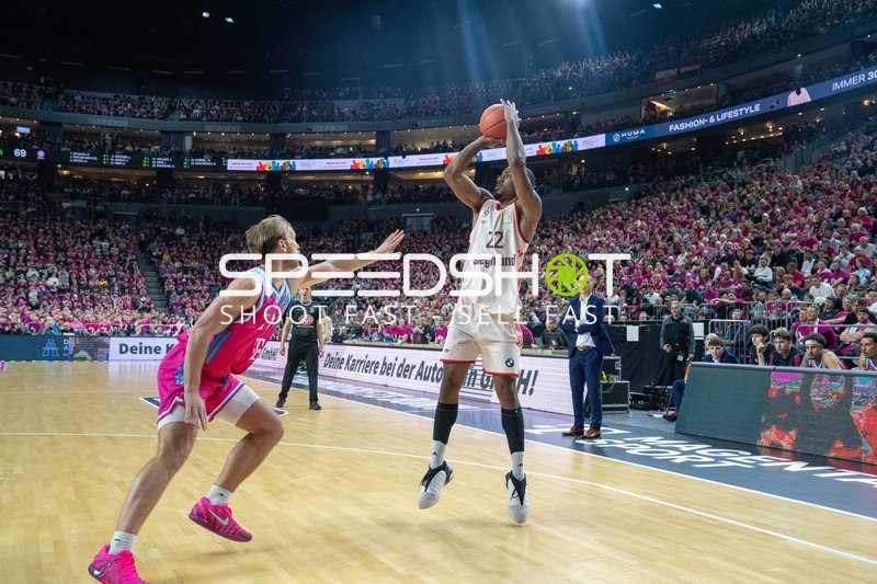 Isiaha Mike (22, FC Bayern Basketball) mit Wurf