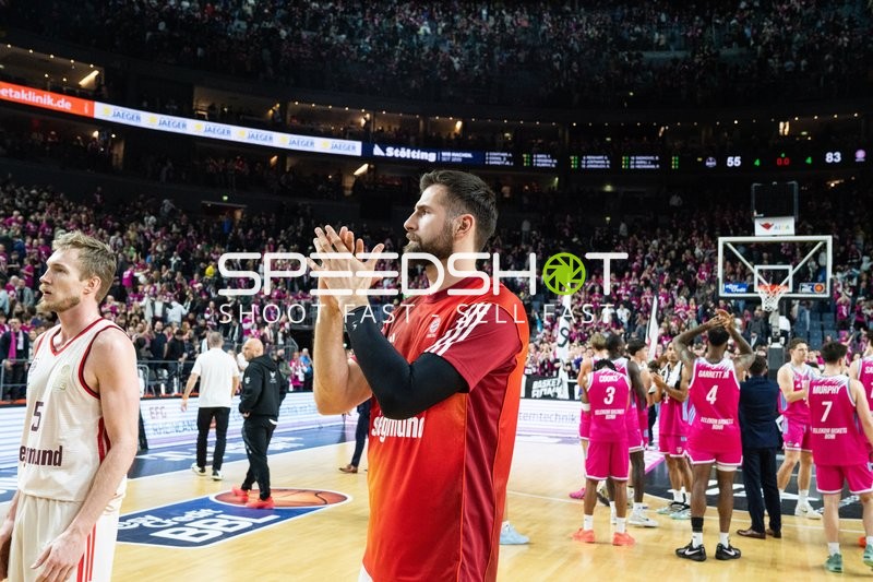 Szene mit Leon Kratzer (8; FC Bayern Basketball) und Niels Giffey (5; FC Bayern Basketball)