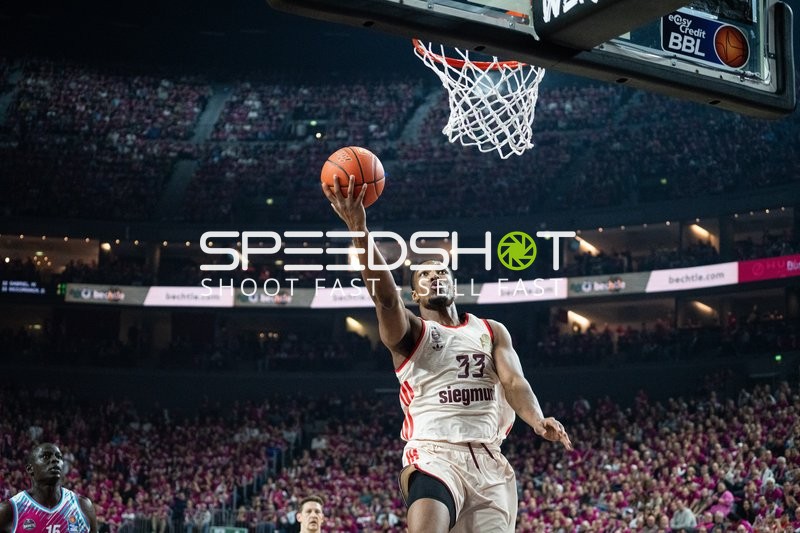 David McCormack (33; FC Bayern Basketball) mit Wurf zum Korb