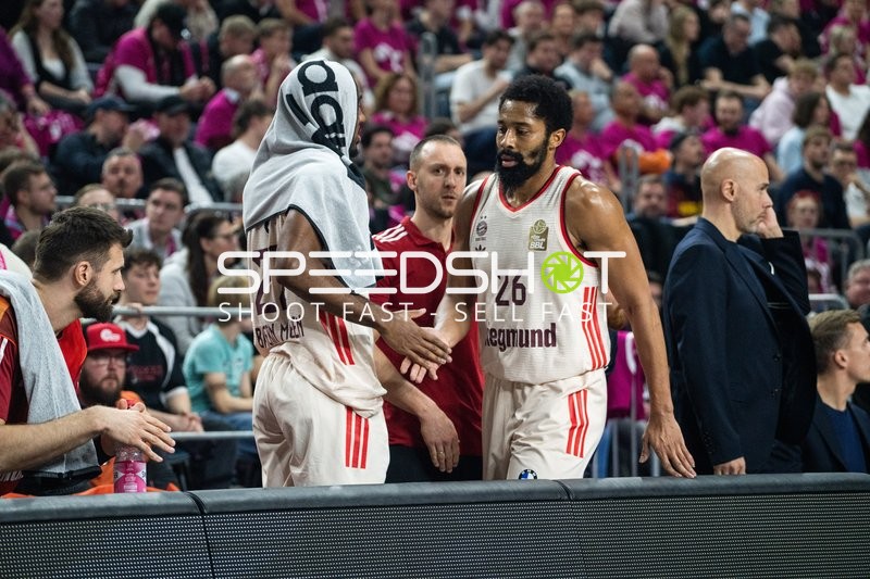 Spencer Dinwiddie (26; FC Bayern Basketball) mit Teamkollegen