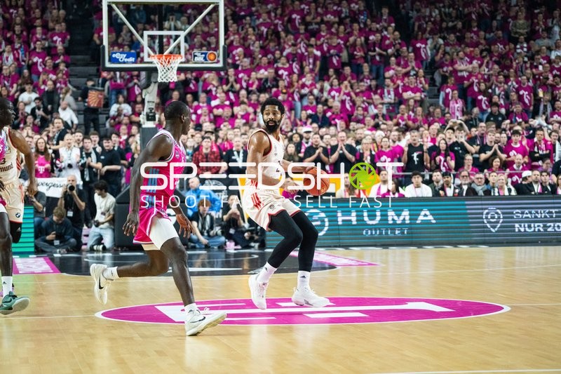 Spencer Dinwiddie (26; FC Bayern Basketball) in Aktion