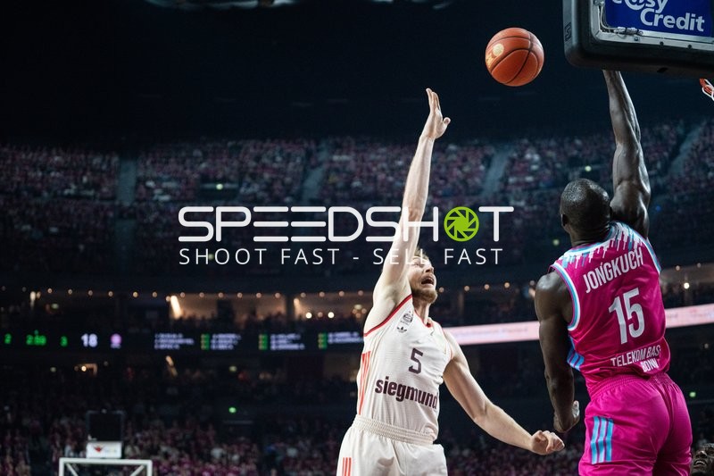 Kur Jongkuch (15; Telekom Baskets Bonn) mit Wurf gegen Niels Giffey (5; FC Bayern Basketball)
