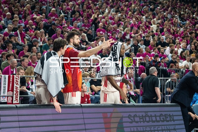 Leon Kratzer (8; FC Bayern Basketball) und Stefan Kaufmann (915; FC Bayern Basketball) am Spielfeldrand