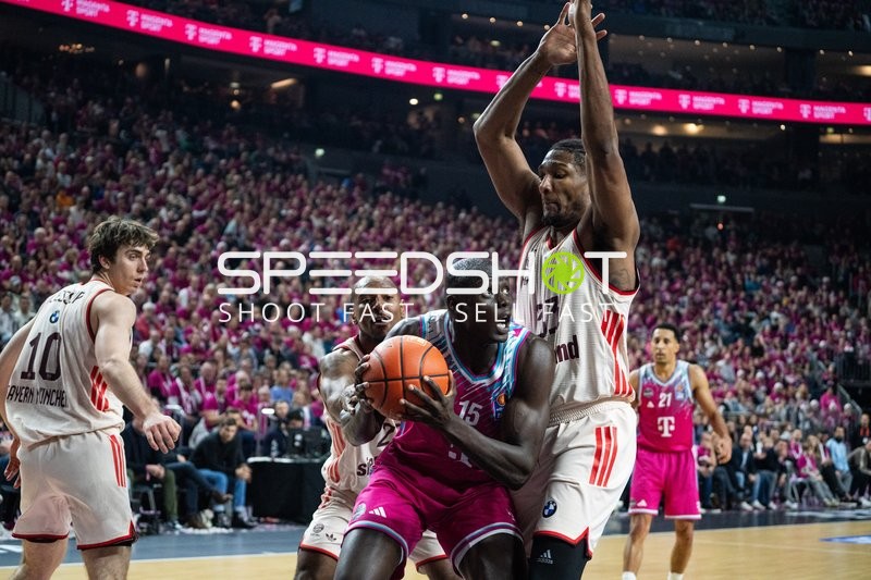 Spielaktion mit David McCormack (33; FC Bayern Basketball) und Justinian Jessup (10; FC Bayern Basketball)