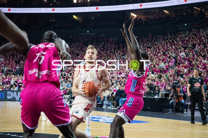 Niels Giffey (5; FC Bayern Basketball) in Aktion