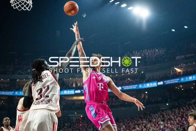 Spielaktion mit Malik Idbihi (32; Telekom Baskets Bonn), Justinian Jessup (10; FC Bayern Basketball) und Isiaha Mike (22; FC Bayern Basketball)