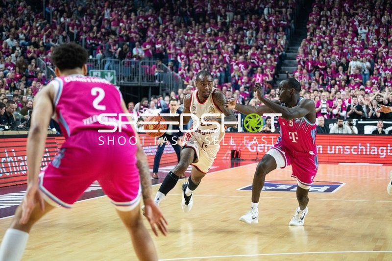 Isiaha Mike (22; FC Bayern Basketball) vor Tylan Birts (5; Telekom Baskets Bonn)