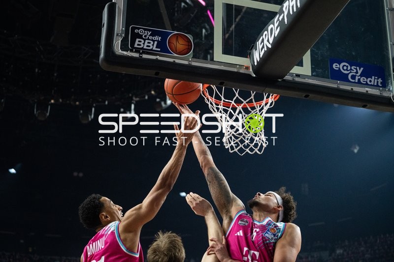 Joel Aminu (21; Telekom Baskets Bonn) und Kenan Reinhart (8; Telekom Baskets Bonn) in Aktion